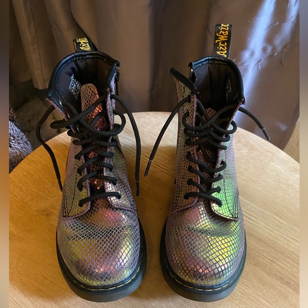 Dr. Martens Delaney iridescent Big Kids size 4 US M, 5 US L, 36 EU
